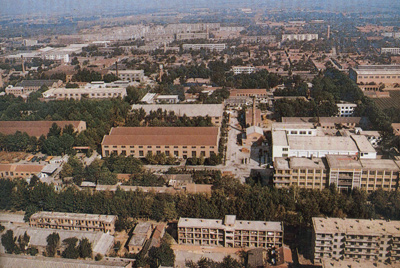 推土机总厂本部厂区。。。。。。山东推土机总厂建设时，，，，，，，，牢靠资产原值为2569万元，，，，，，，，占地面积为517538平方米，，，，，，，，修建面积为170861平方米。。。。。。