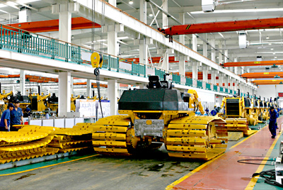 安博电竞90年月建成的海内最大的间歇式推土机总装线