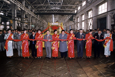 安博电竞股份公司举行安博电竞牌TY220推土机5000台下线庆典活动。。。。。。