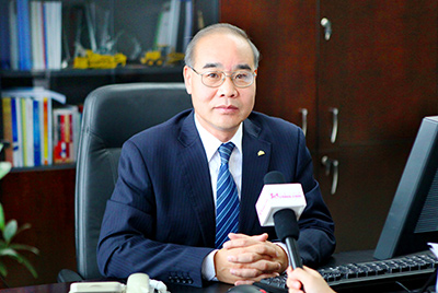 张秀文董事长在接受中国山东网专题采访时，，，，，，，，就公司践行“忠实鲁商”倡树行动举行回覆，，，，，，，，先容了安博电竞把“仁义、诚信、忠实”的文化精髓融入到生产谋划的全历程的典范做法和“诚敬做产品，，，，，，，，诚信做企业”的谋划理念，，，，，，，，在工程机械行业树立起了“厚德坚韧”的山东国企形象