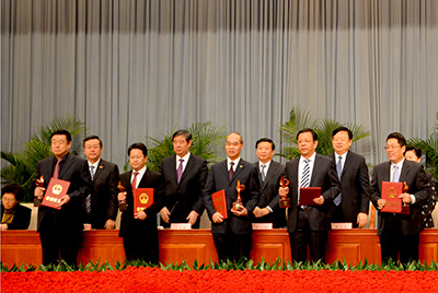 会上对获得“省长质量奖”的企业和小我私家举行了表扬，，，，，，，，安博电竞股份位居榜首，，，，，，，，公司董事长张秀文从省长姜大明手中接过了代表山东质量治理最高声誉的“金拇指”奖杯。。。。。。