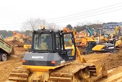 1月23日夜间，，，，，，，，安博电竞装备开足马力，，，，，，，，与时间赛跑，，，，，，，，全速开启“武汉版小汤山”医院的建设。。。。。。